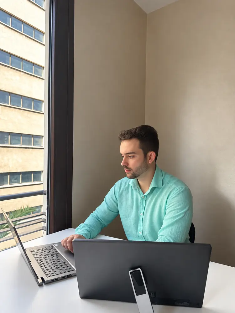 Miguel Caño, Consultor SEO en Málaga, trabajando con ordenadores