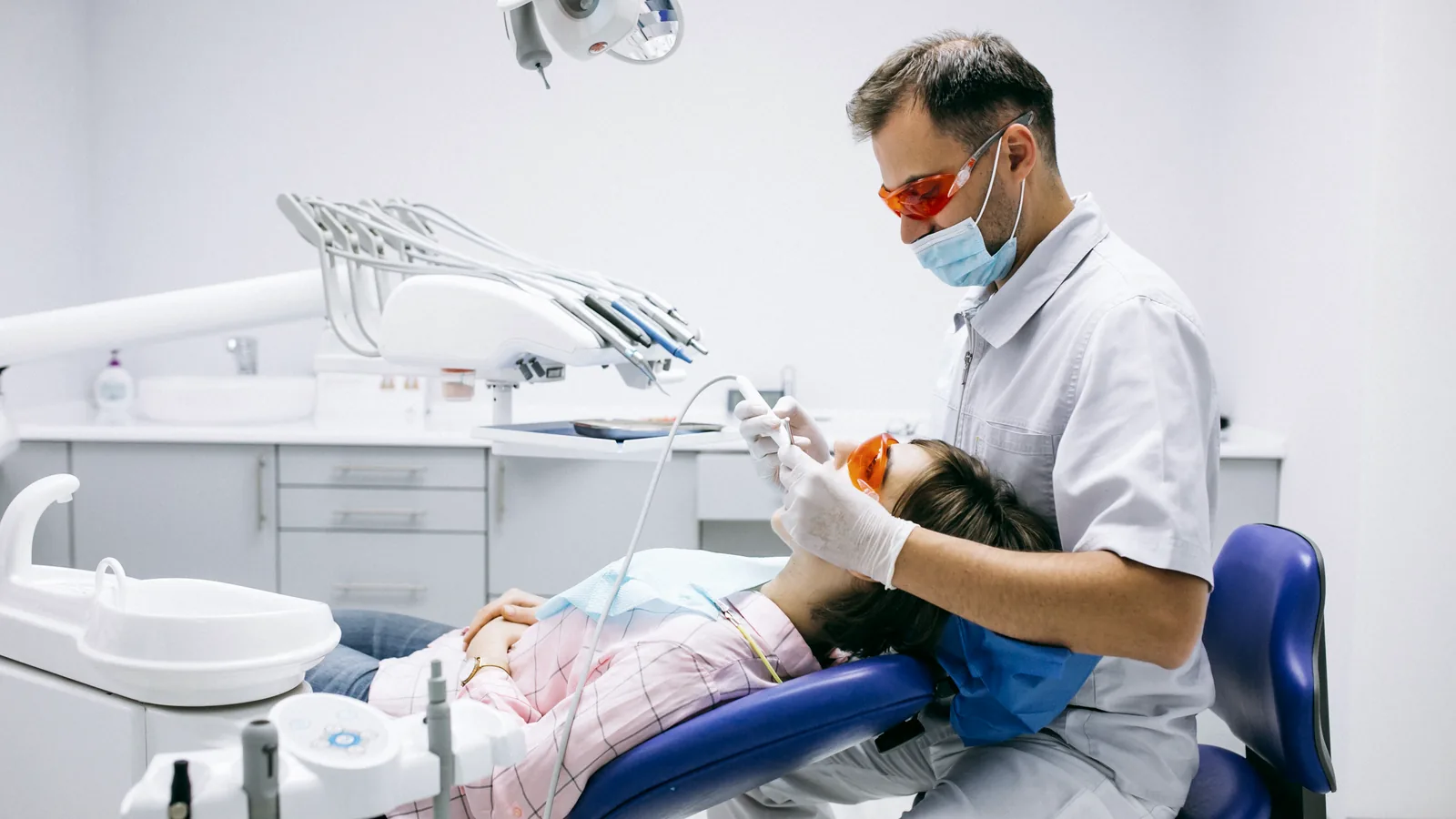 Dentista atendiendo a un paciente en la clínica dental