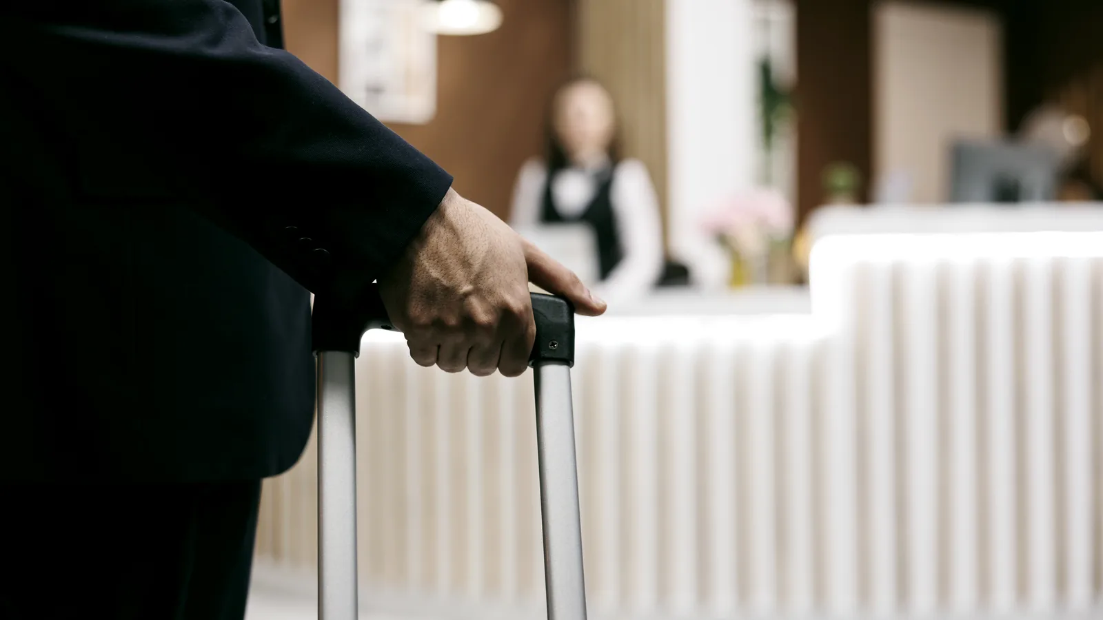 Recepción de un hotel con un huésped haciendo el check-in