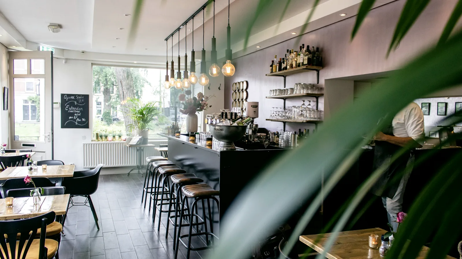 Interior de un restaurante con la barra y el comedor